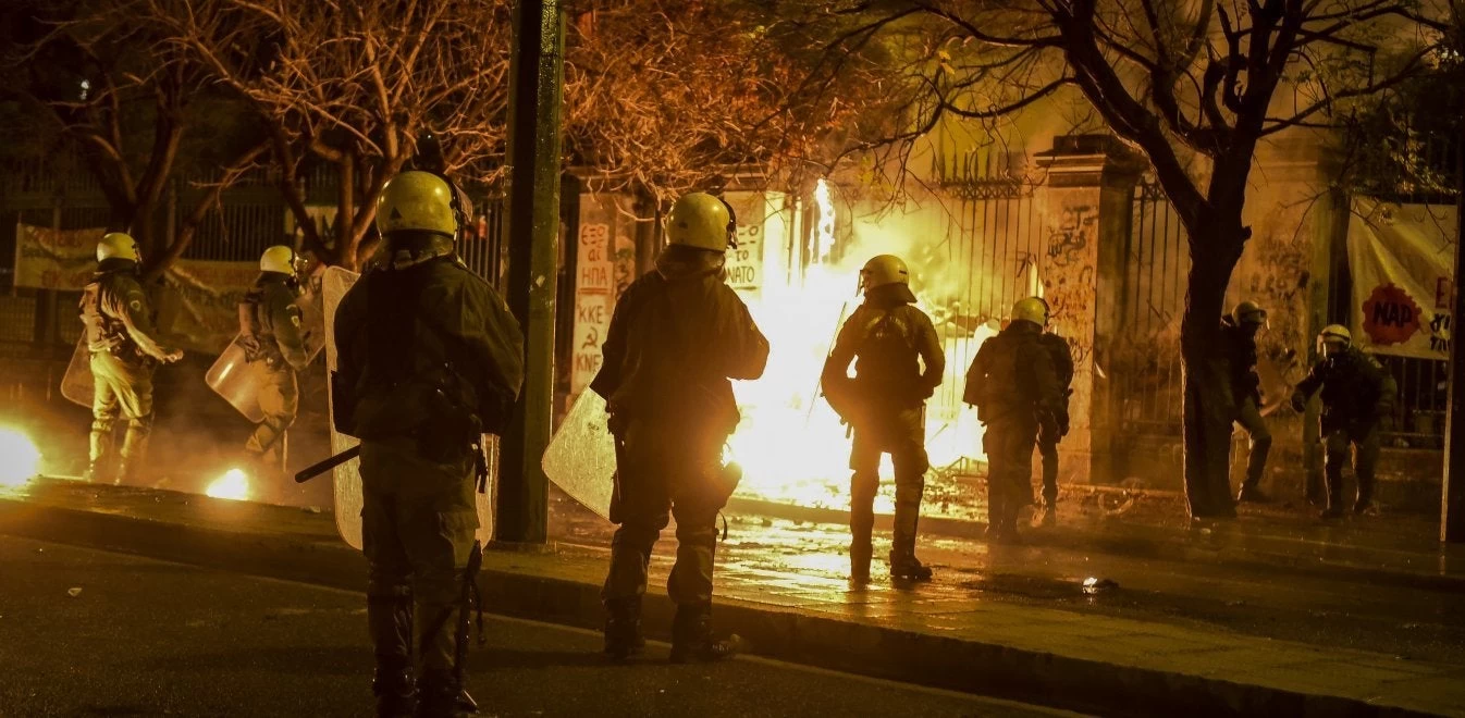 Πολυτεχνείο: Σε άθλια κατάσταση το κτίριο Γκίνη – Αναρχικοί βανδαλίζουν και κάνουν ότι θέλουν (βίντεο)